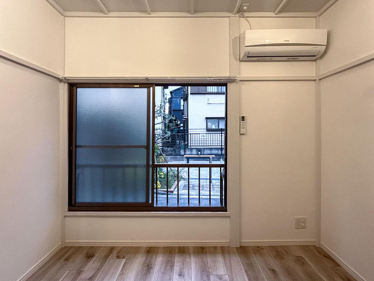 荒川区町屋の賃貸物件/1階の小ぶりな洋室。ダブルベッドは置けそうな広さ