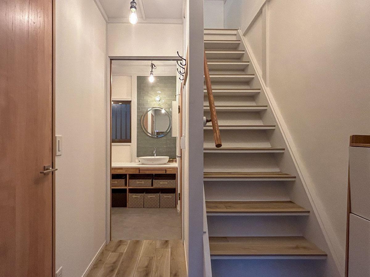 荒川区町屋の賃貸物件/階段。奥に水回り、左に洋室の配置