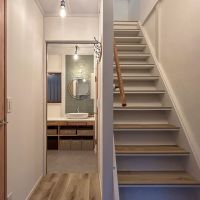 荒川区町屋の賃貸物件/階段。奥に水回り、左に洋室の配置