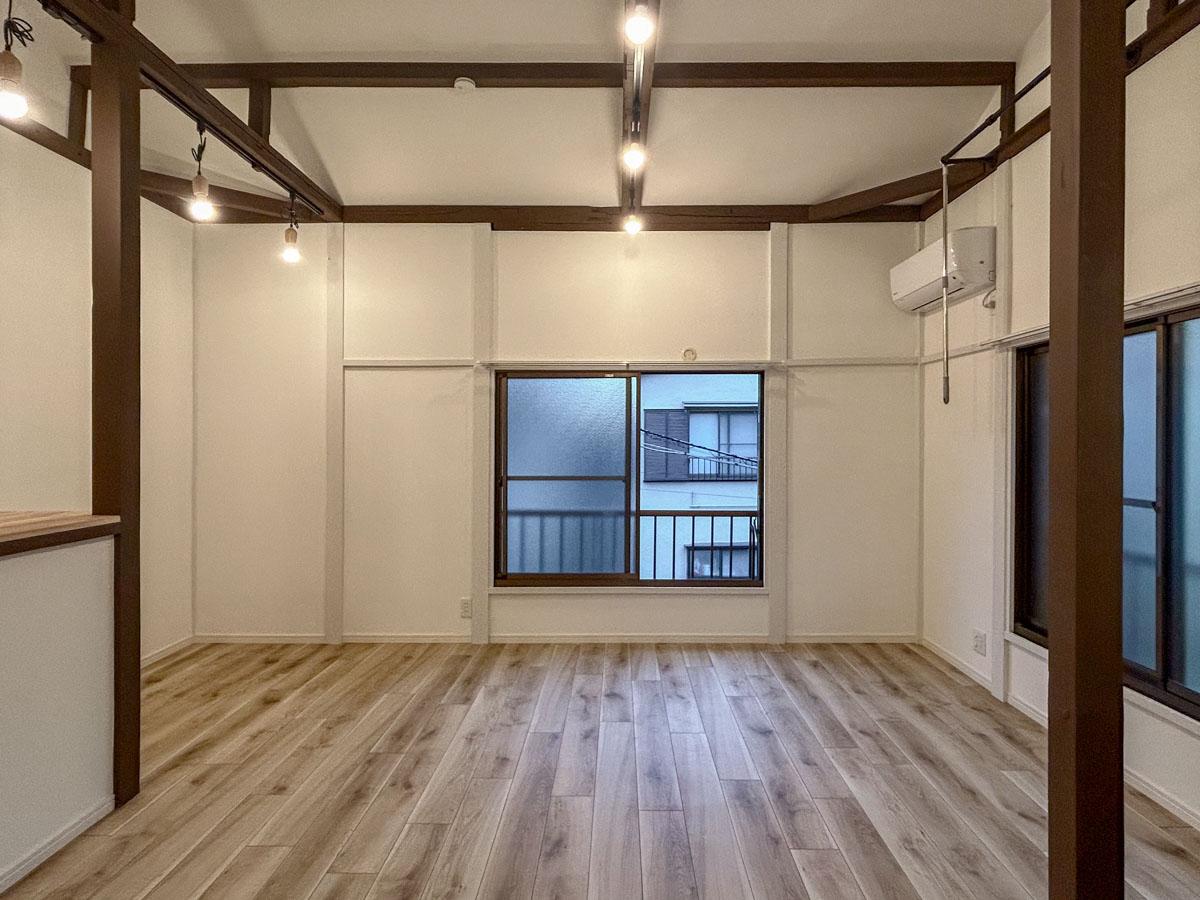 荒川区町屋の賃貸物件/玄関のある西側以外は隣家に密接しています