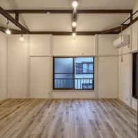 荒川区町屋の賃貸物件/玄関のある西側以外は隣家に密接しています