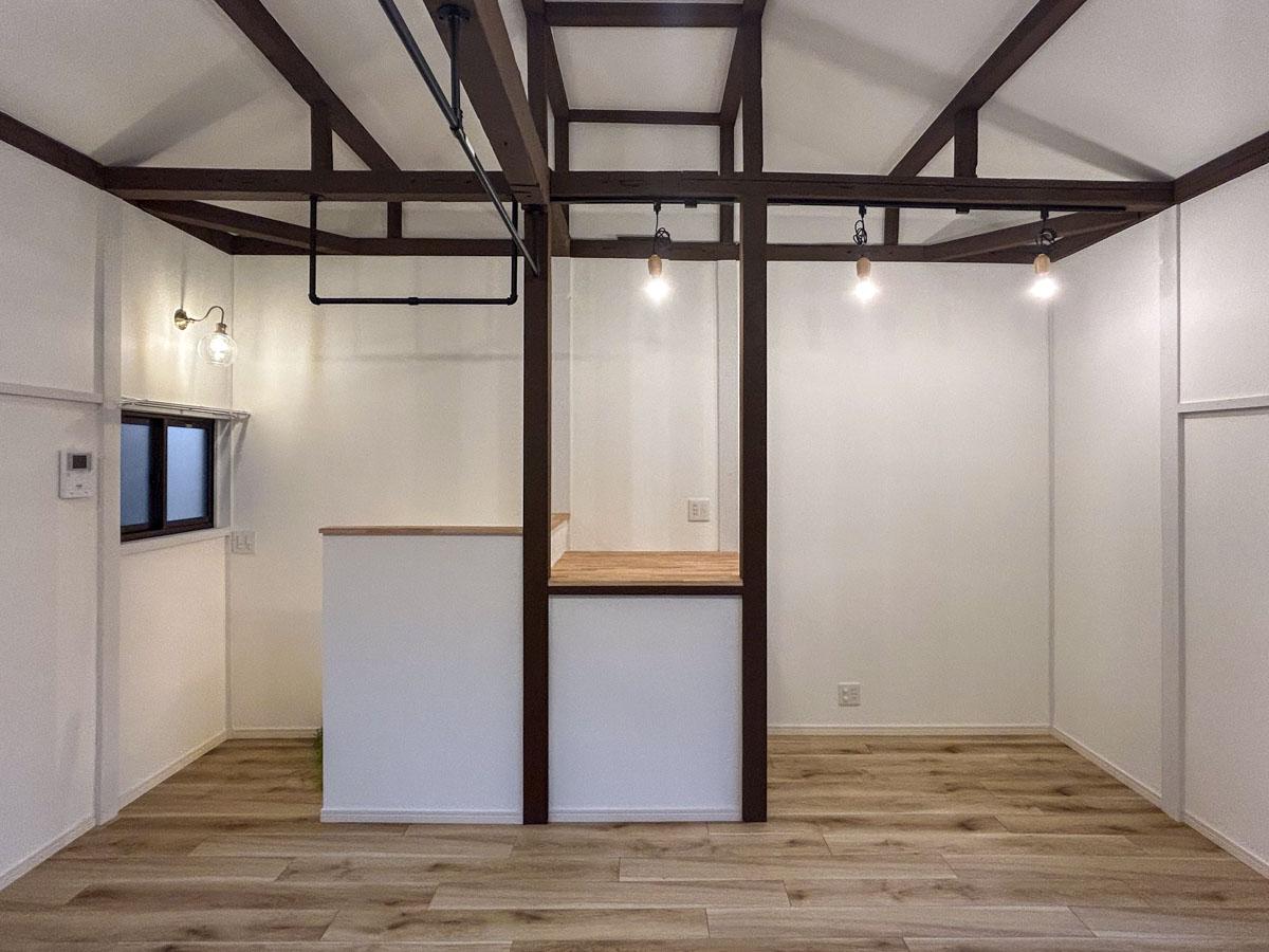 荒川区町屋の賃貸物件/切妻形状の屋根に合わせた天井