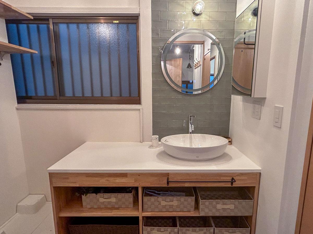 荒川区町屋の賃貸物件/かわいらしい洗面台。洗面器横にスペースがあるのは便利そう