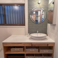 荒川区町屋の賃貸物件/かわいらしい洗面台。洗面器横にスペースがあるのは便利そう