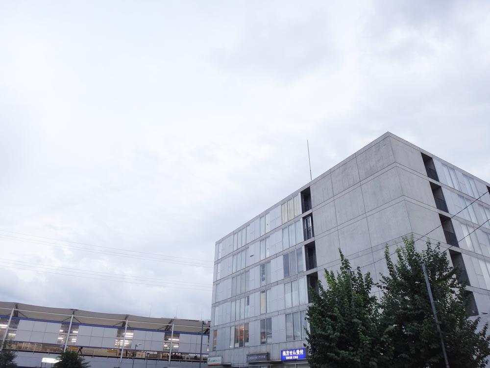 横浜市青葉区荏田北の賃貸物件/シャープな外観。左手に見えているのが駅のホームです。