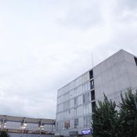 横浜市青葉区荏田北の賃貸物件/シャープな外観。左手に見えているのが駅のホームです。