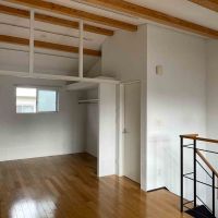 北区中里の賃貸物件/2階:北に向かって。天井が高いのがよくわかります