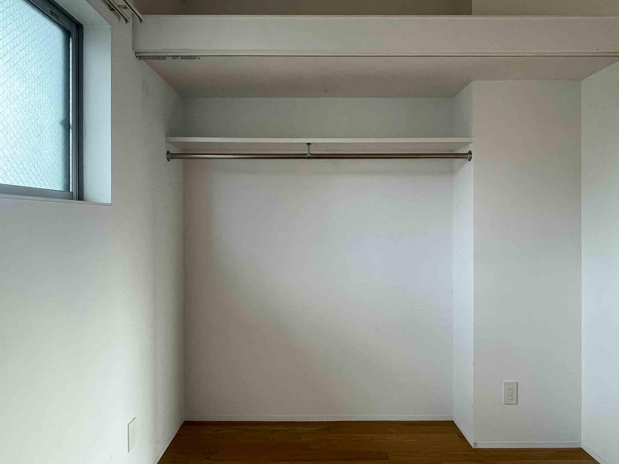 北区中里の賃貸物件/2階:北側にクローゼット。カーテンをかけて隠すことができます