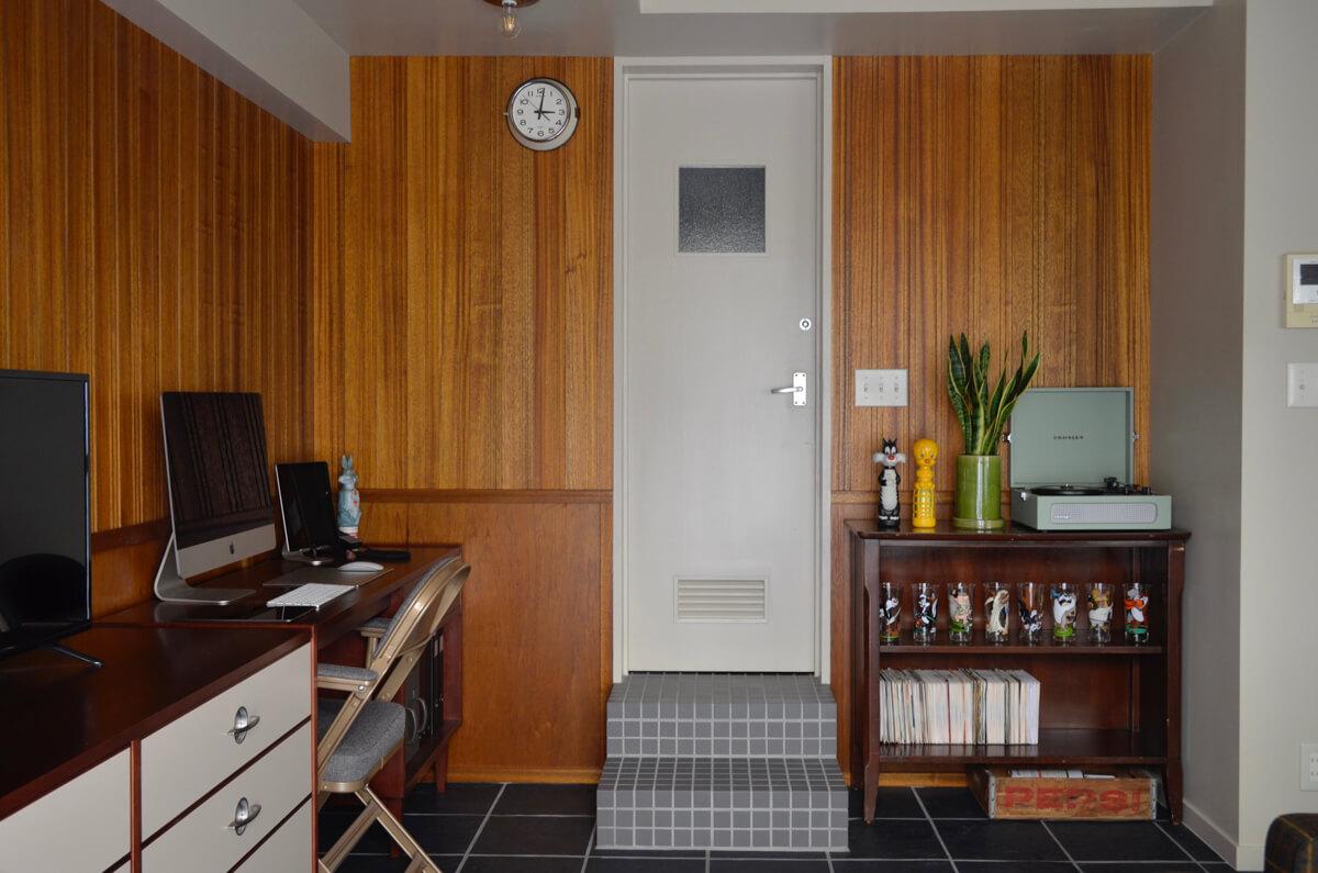 神奈川県横浜市中区本牧町の売買物件/前オーナー入居時の写真：二段上がって入るバスルームの入り口扉、コペンハーゲンリブのクラシックな印象がたまりません