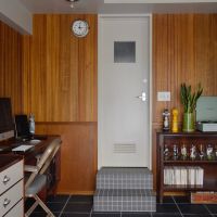 神奈川県横浜市中区本牧町の売買物件/前オーナー入居時の写真：二段上がって入るバスルームの入り口扉、コペンハーゲンリブのクラシックな印象がたまりません