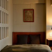 神奈川県横浜市中区本牧町の売買物件/前オーナー入居時の写真：ベッドサイドのランプが雰囲気あります