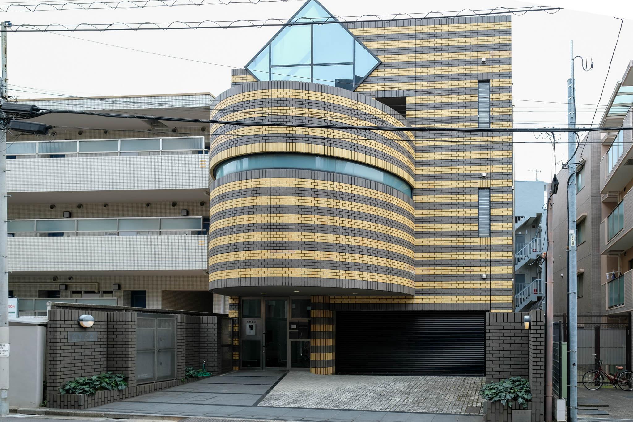渋谷区千駄ヶ谷の賃貸物件/千駄ヶ谷の住宅街に立つ四層からなる一棟ビル
