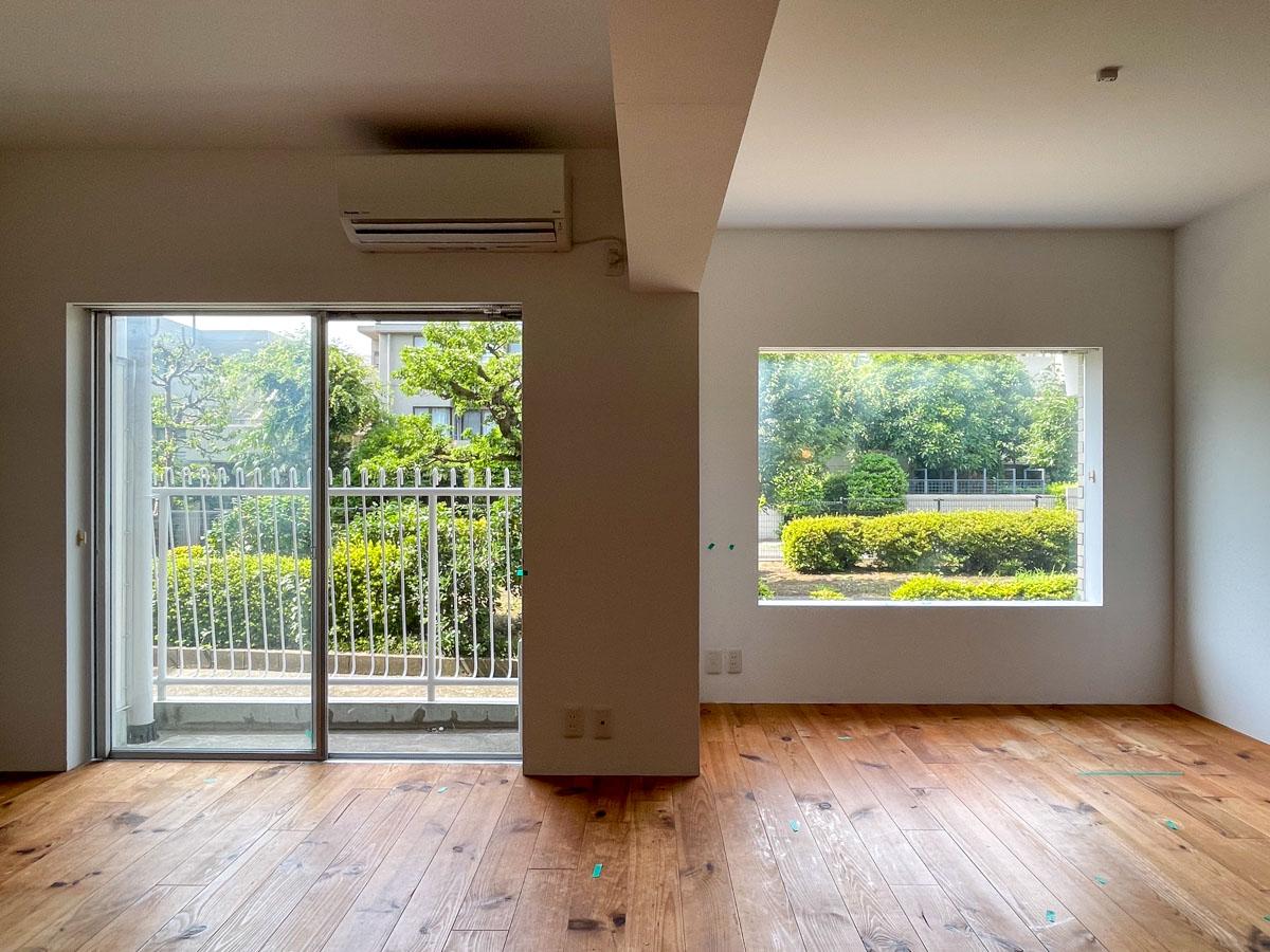 杉並区浜田山の賃貸物件/マンションの庭の先には低層のマンション。陽が遮られることなく、南向きの窓からは太陽の光がしっかりと入る