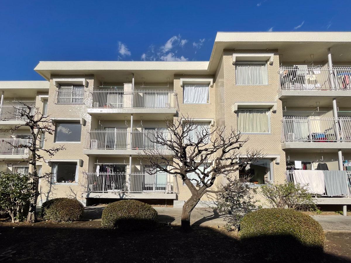 杉並区浜田山の賃貸物件/今回の区画は1階。前面道路からはある程度距離があったり、植栽を挟んでいるのでそこまで視線は気にならないかと思います