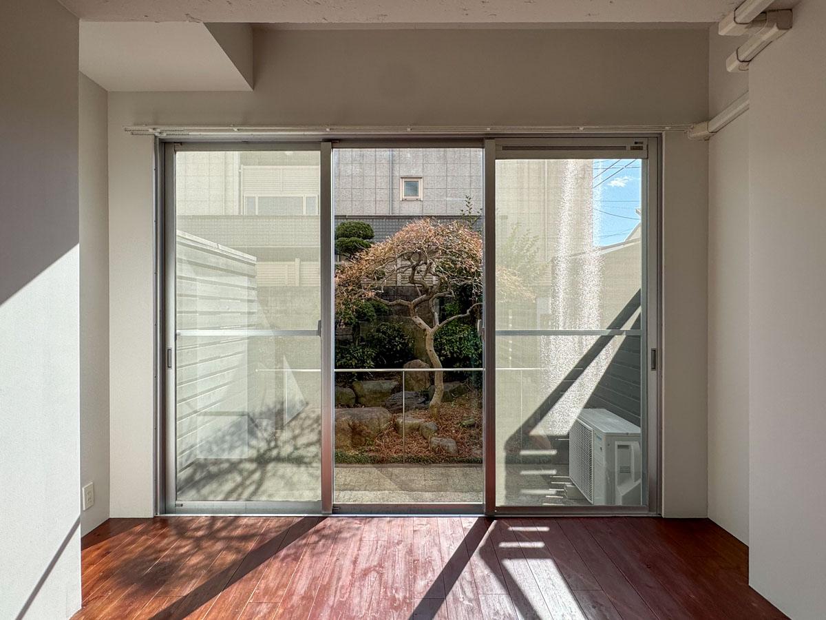 新宿区西落合の賃貸物件/窓の先にはゆったりとしたテラス