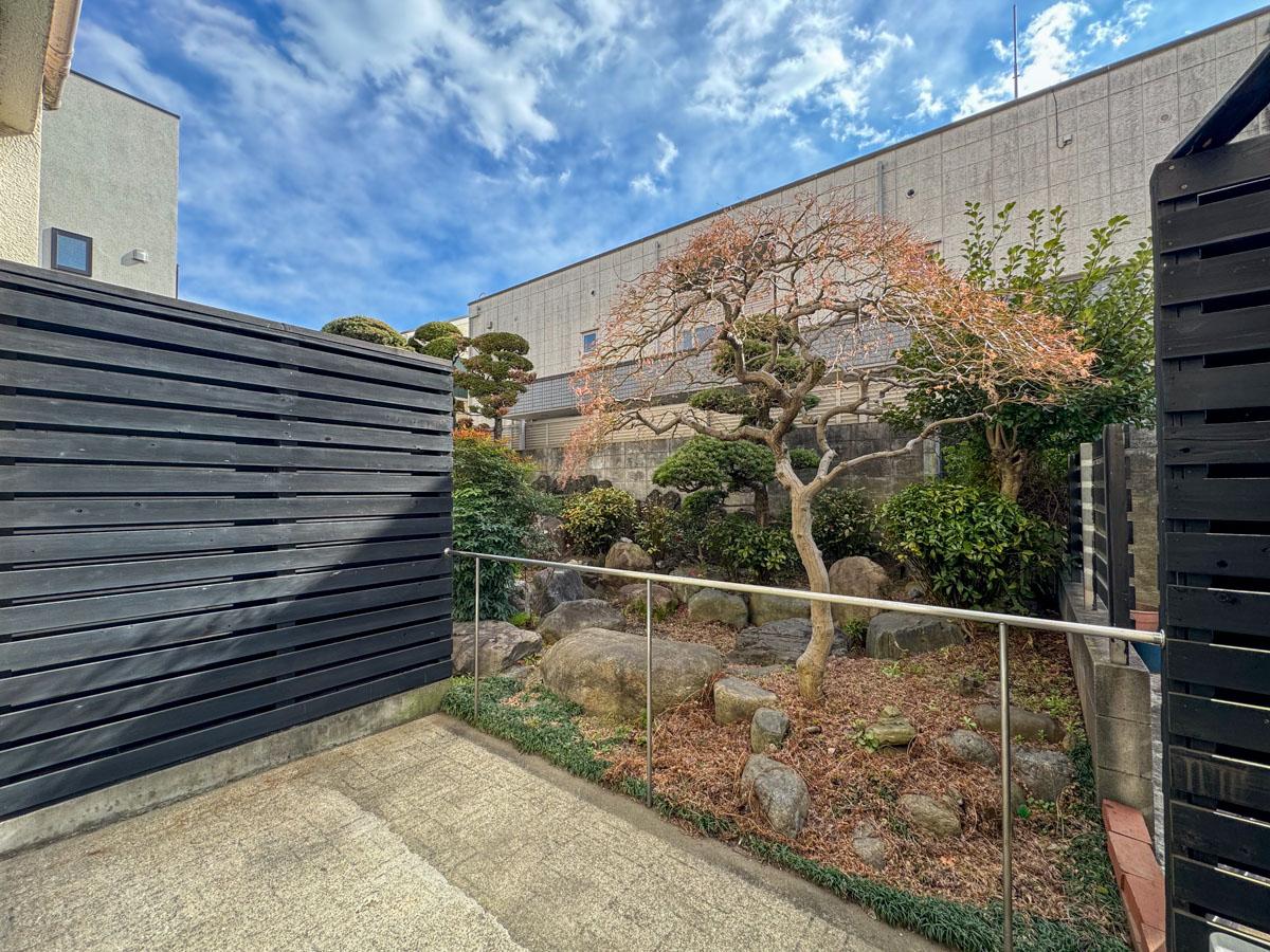 新宿区西落合の賃貸物件/ゆったりめのテラス。水栓もあり、植物への水やりも楽にできます