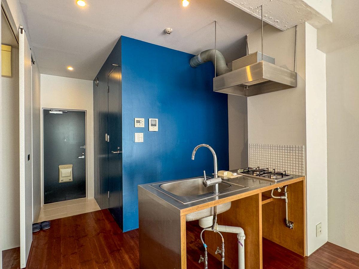 新宿区西落合の賃貸物件/キッチン背面のネイビーの壁面も良いアクセント