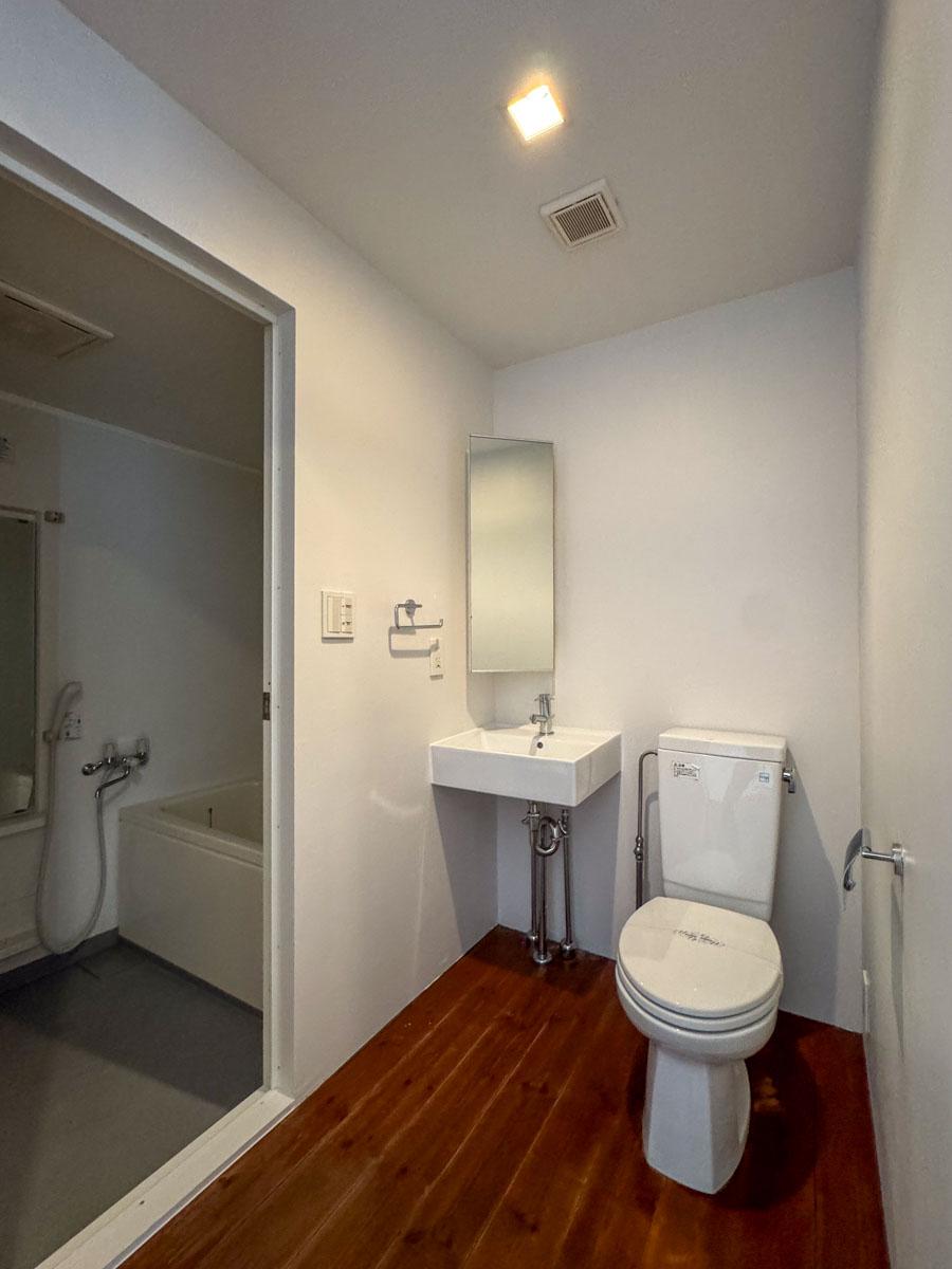 新宿区西落合の賃貸物件/トイレと洗面台