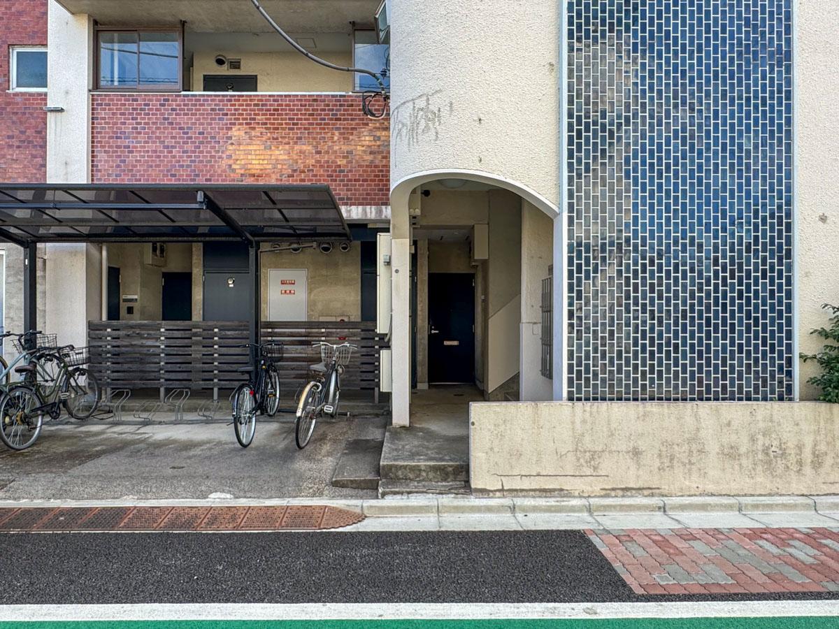 新宿区西落合の賃貸物件/マンションへの出入り口