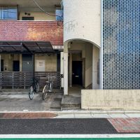 新宿区西落合の賃貸物件/マンションへの出入り口