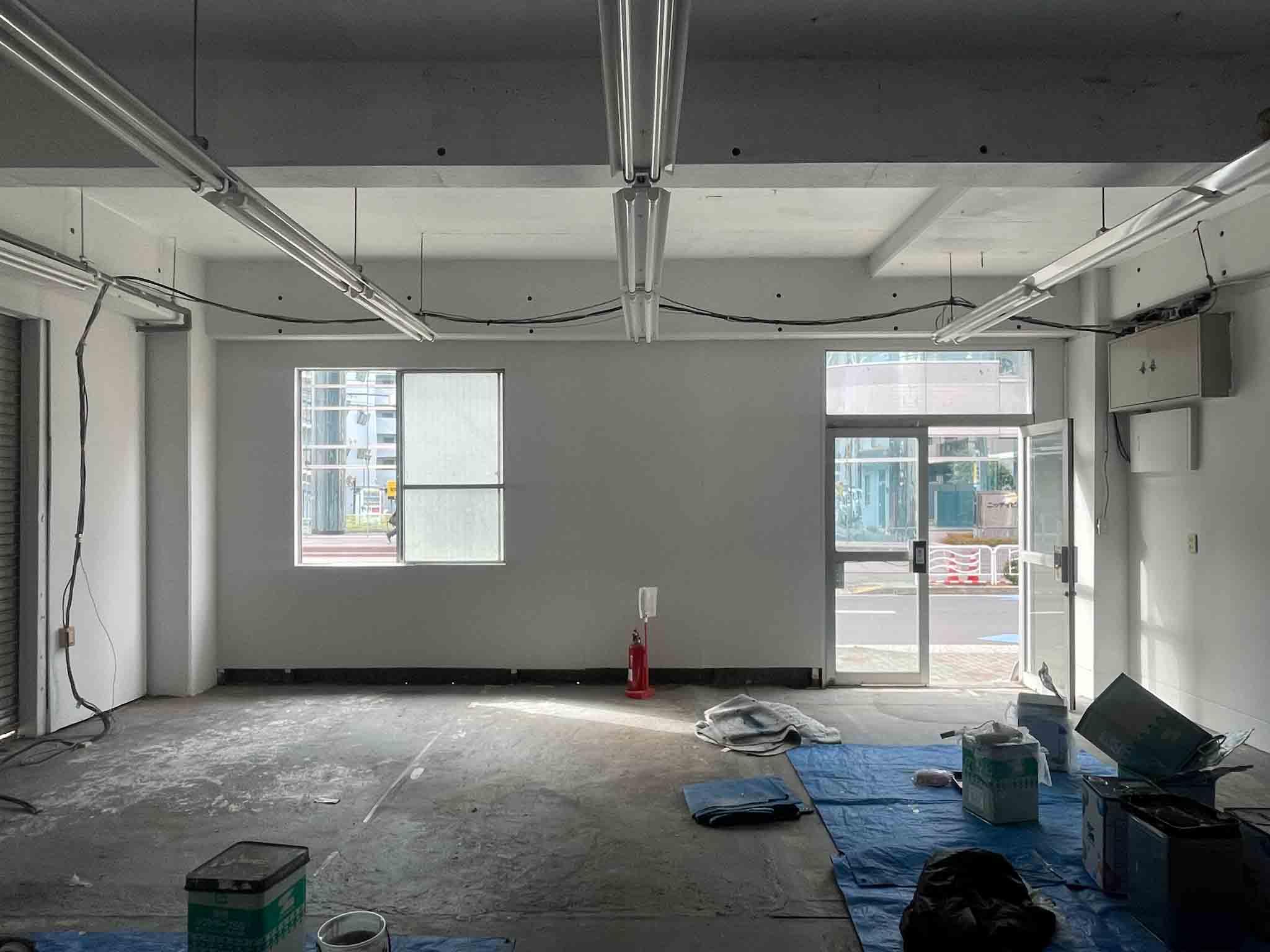 江東区東陽の賃貸物件/天井には3列、蛍光灯が設置してあります