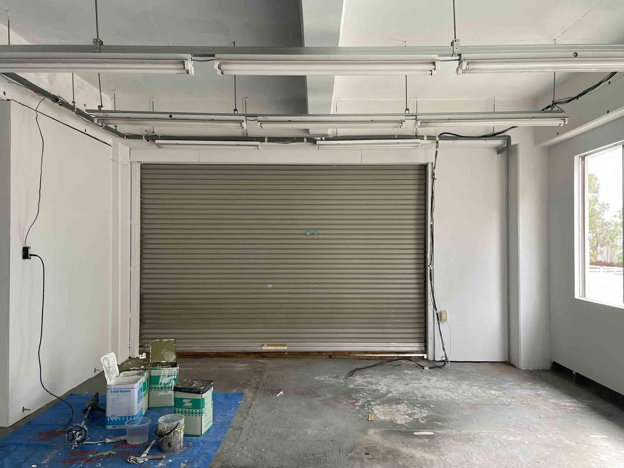 江東区東陽の賃貸物件/南側に大きなシャッターがあります