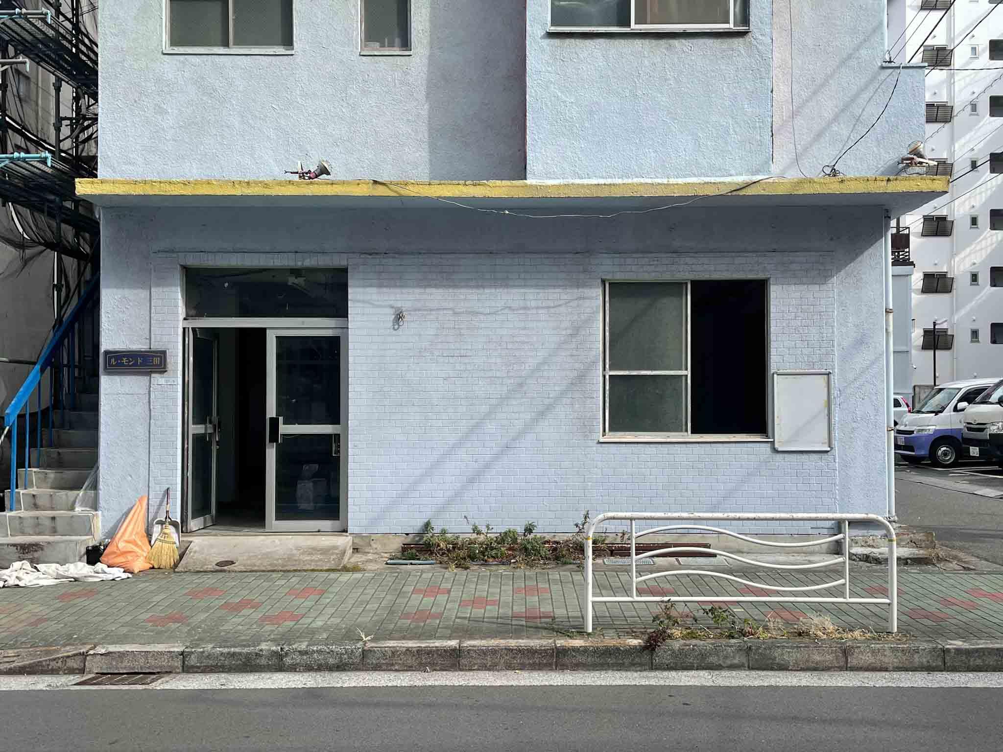 江東区東陽の賃貸物件/前面道路から。入り口の"構え"がいいです