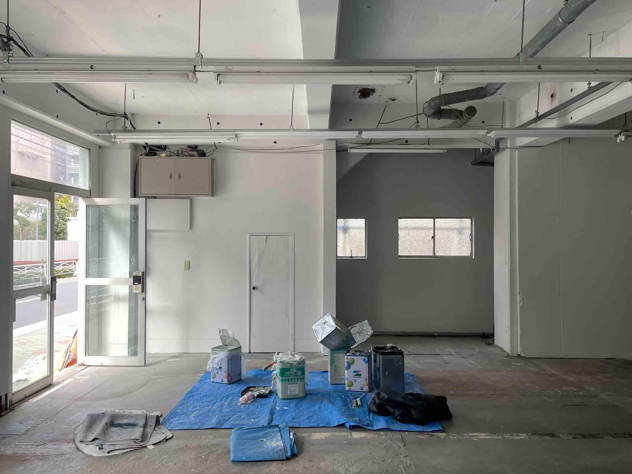 江東区東陽の賃貸物件/正面に見える扉は、外階段の下の階段収納です