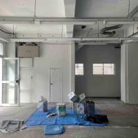 江東区東陽の賃貸物件/正面に見える扉は、外階段の下の階段収納です