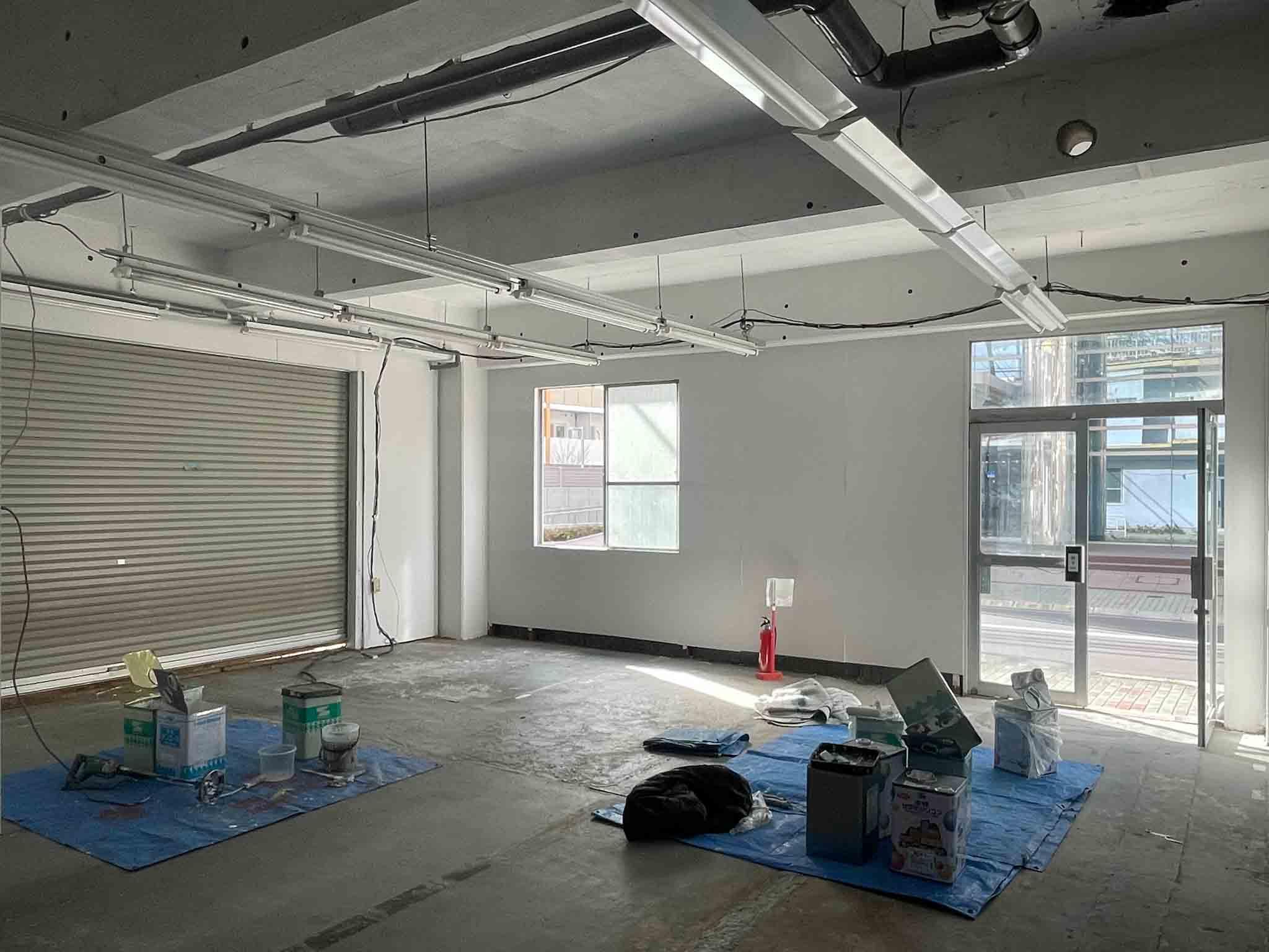 江東区東陽の賃貸物件/前面道路側は入り口+シャッターで、開放感があります