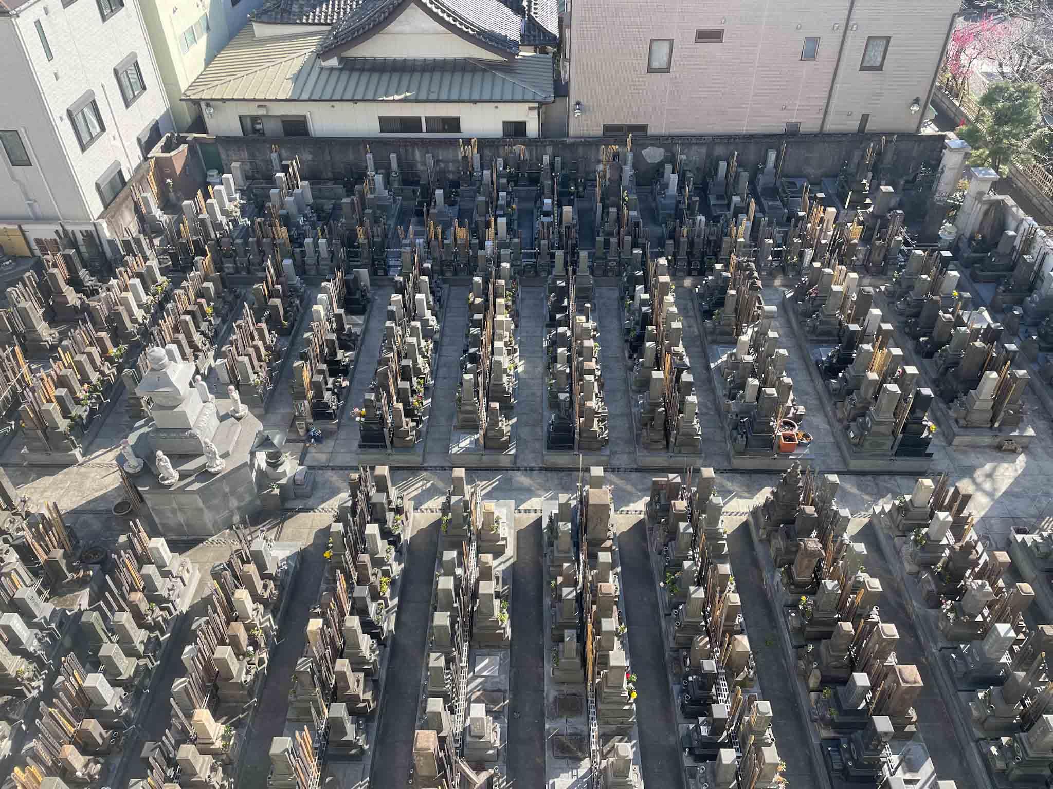 江東区清澄の賃貸物件/ベランダから見下ろすとお墓