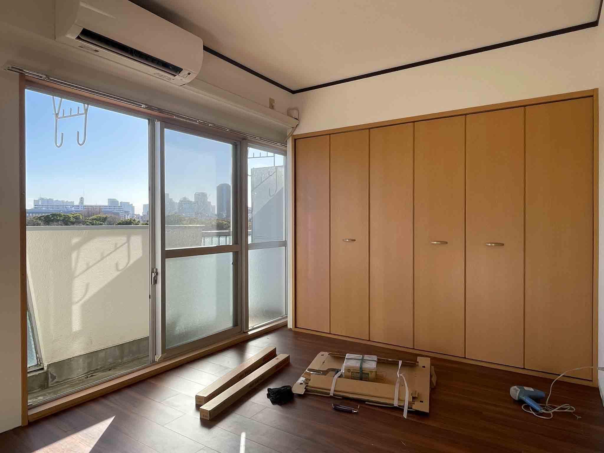 江東区清澄の賃貸物件/広さ6畳のコンパクトなリビング。木目調のフロアタイルに白い壁紙とシンプルな内装です