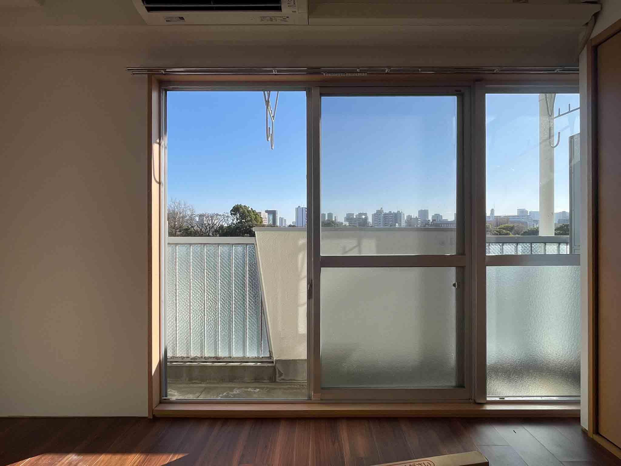 江東区清澄の賃貸物件/室内からしっかりと青空が見えます。ソファに座れば空しか見えません