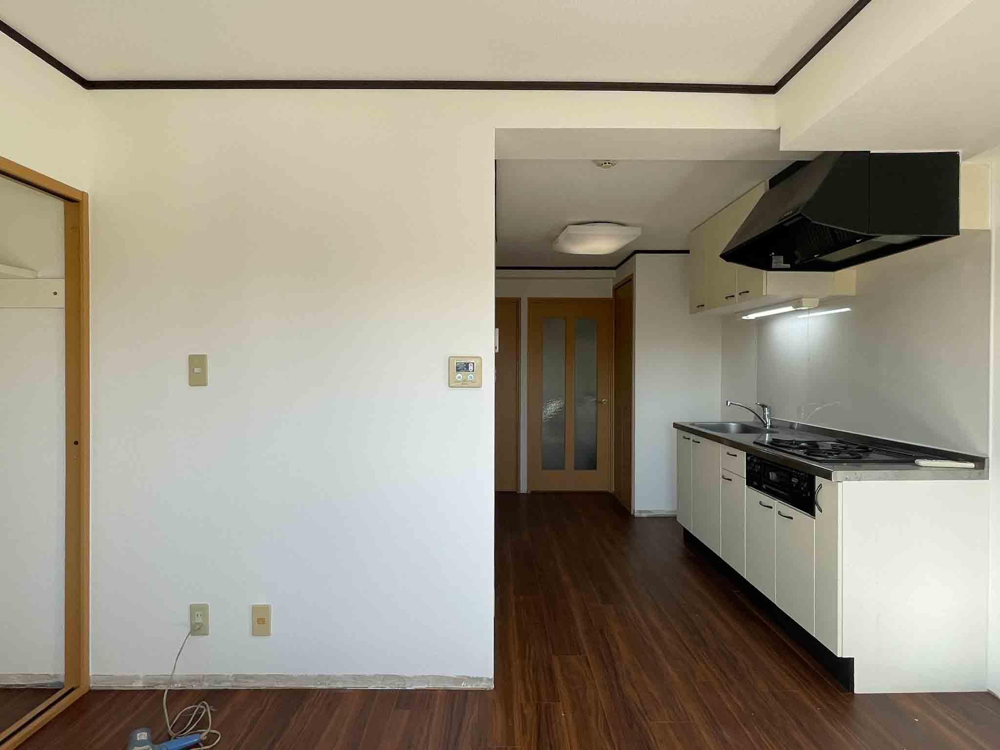 江東区清澄の賃貸物件/ベランダから部屋に向かって。リビングは6畳なのであまり余裕はありません