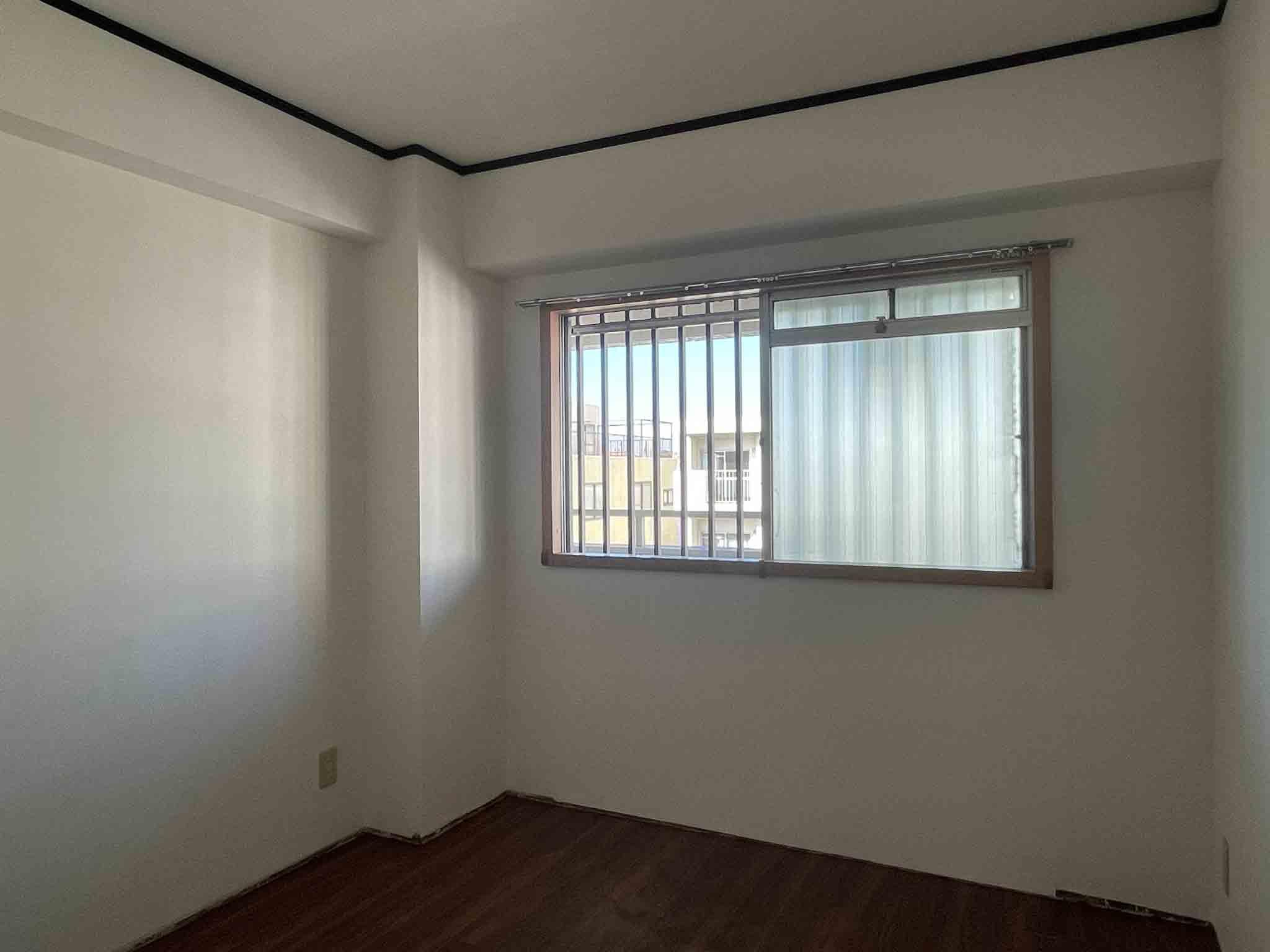 江東区清澄の賃貸物件/北側4.5畳の洋室：窓の外は共用部。エアコンの設置はできません