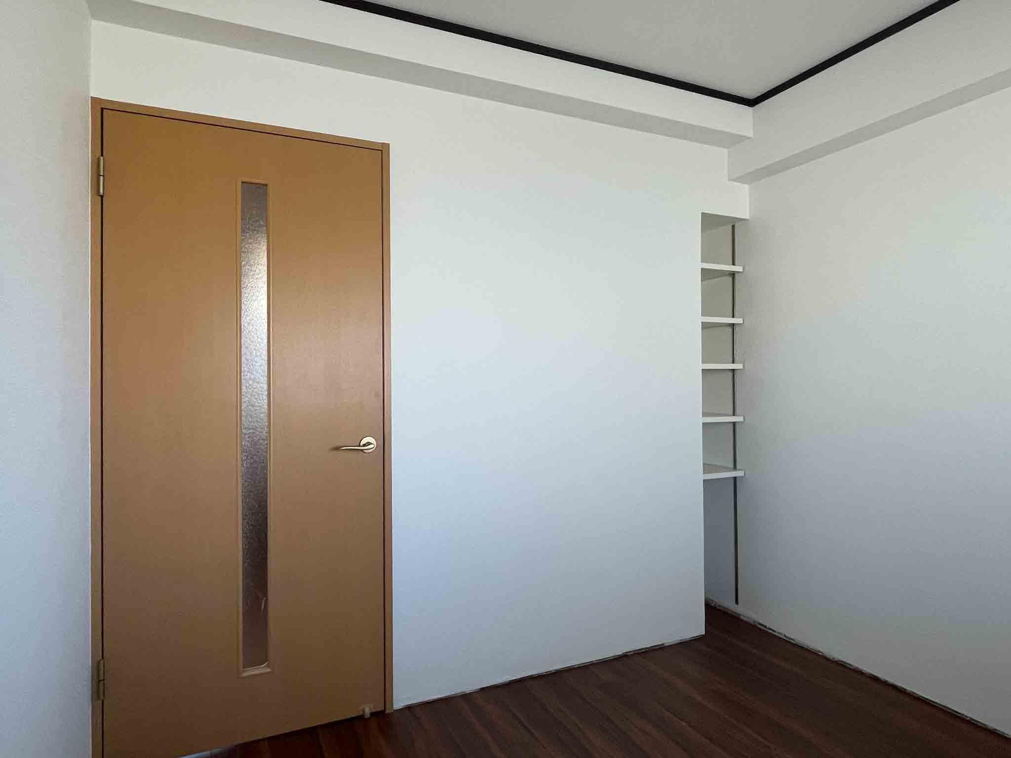 江東区清澄の賃貸物件/北側4.5畳の洋室：部屋の隅に小さな収納スペースがあります