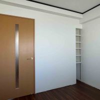 江東区清澄の賃貸物件/北側4.5畳の洋室：部屋の隅に小さな収納スペースがあります