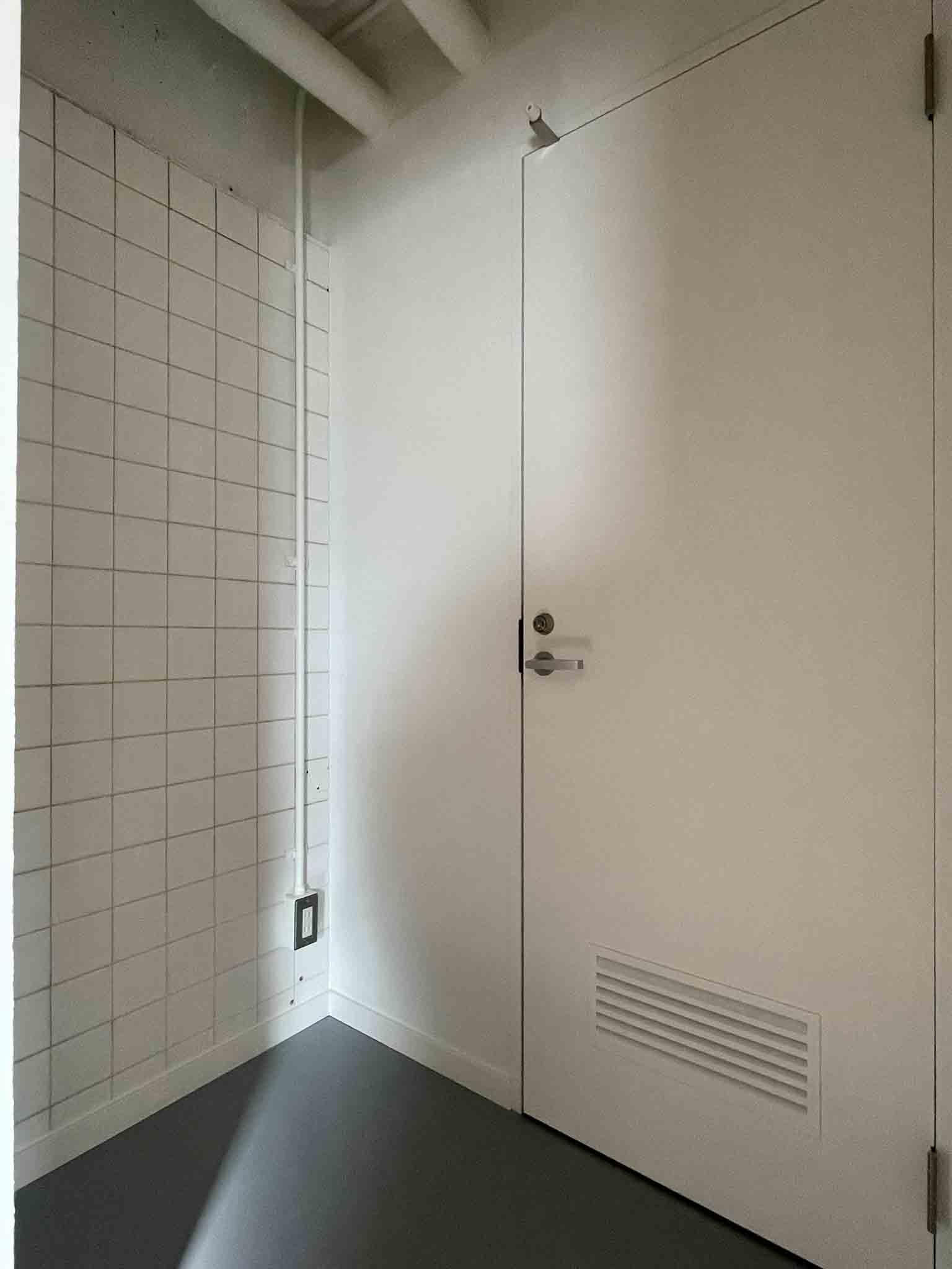 渋谷区恵比寿の賃貸物件/トイレの手前は収納スペースに。ハンガーラックや掃除機を置くようなイメージです