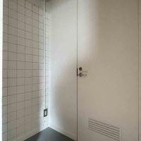 渋谷区恵比寿の賃貸物件/トイレの手前は収納スペースに。ハンガーラックや掃除機を置くようなイメージです