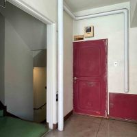 渋谷区恵比寿の賃貸物件/玄関外、共用部。階段とエレベーターに近い区画です
