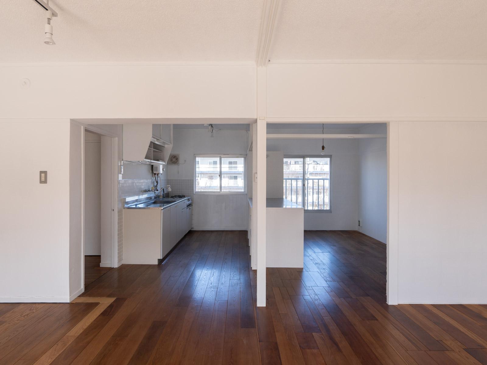 神奈川県川崎市多摩区三田の賃貸物件/リビングからダイニングキッチンを見た視点。梁の部分は高さ172cmほど。