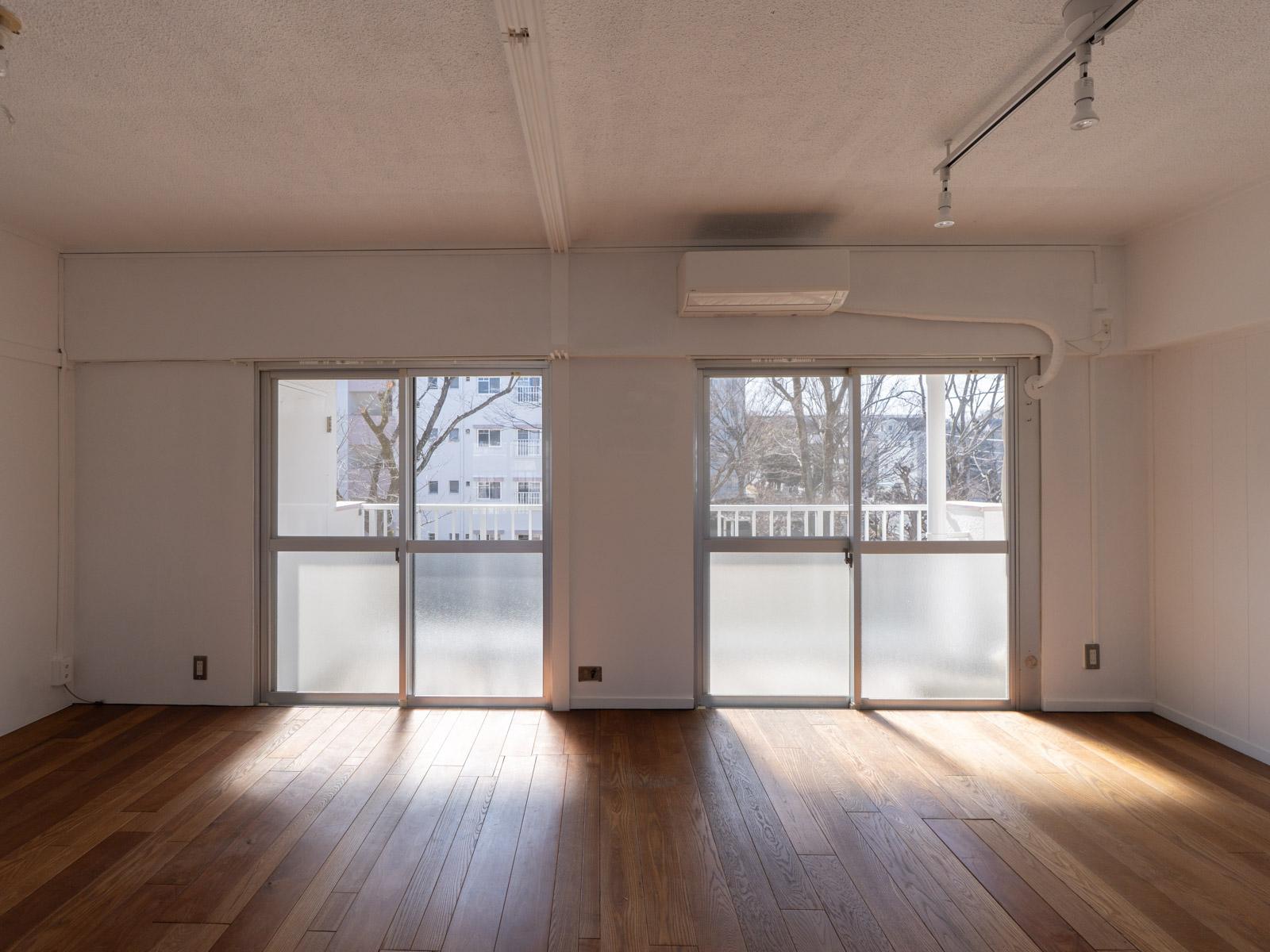 神奈川県川崎市多摩区三田の賃貸物件/リビング。春には桜が見えるそう