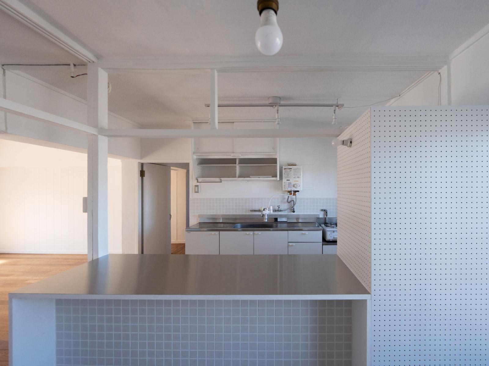 神奈川県川崎市多摩区三田の賃貸物件/キッチンカウンター。食卓として使うもよし、追加の調理台としても収納スペースとしても、ライフスタイルに合わせて多様に活用できます