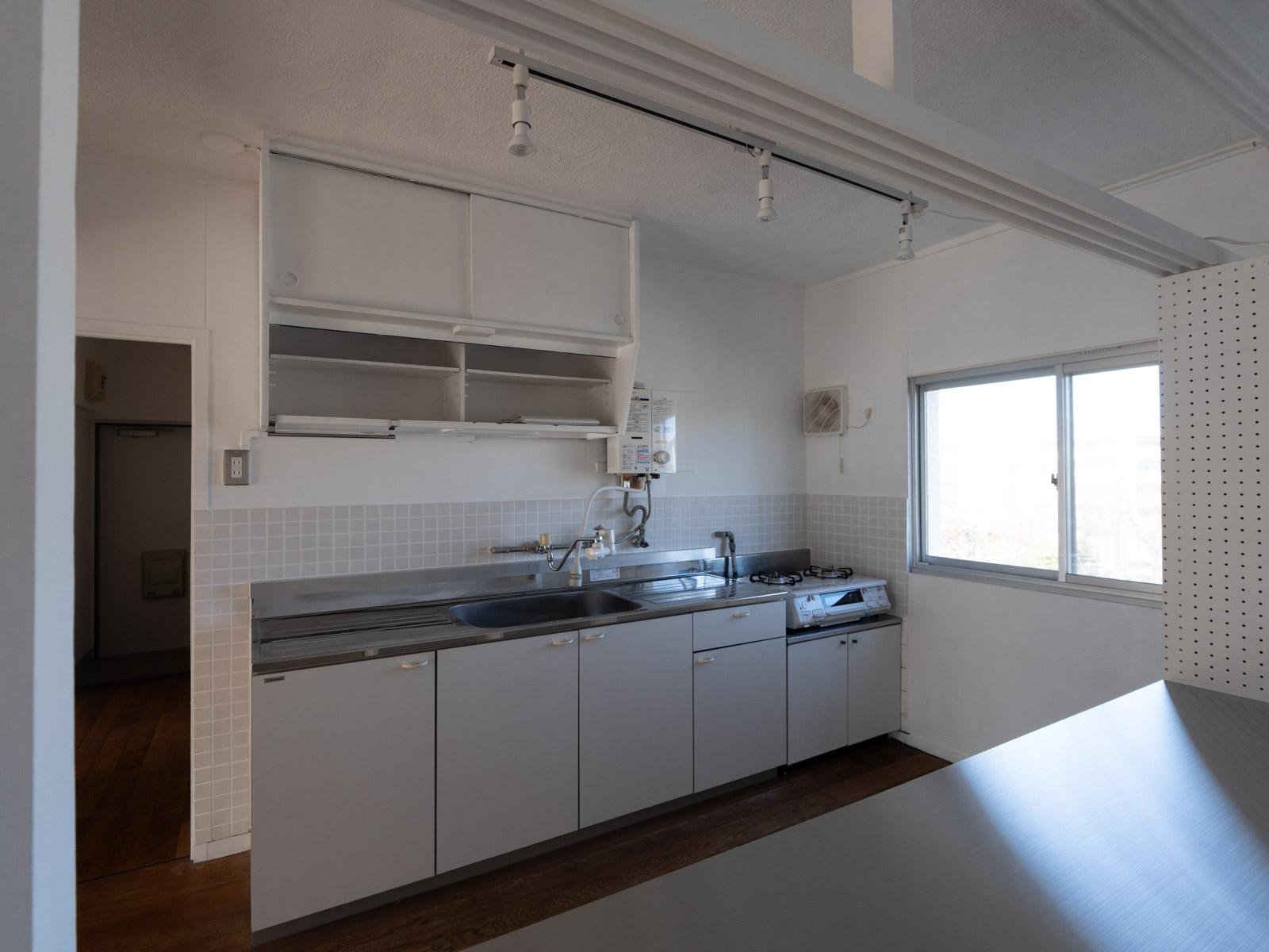 神奈川県川崎市多摩区三田の賃貸物件/キッチン上部の収納棚は新築当時からあるもの。塗装や手直しを繰り返し、今でも現役です