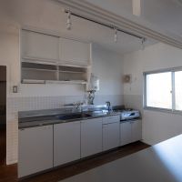 神奈川県川崎市多摩区三田の賃貸物件/キッチン上部の収納棚は新築当時からあるもの。塗装や手直しを繰り返し、今でも現役です