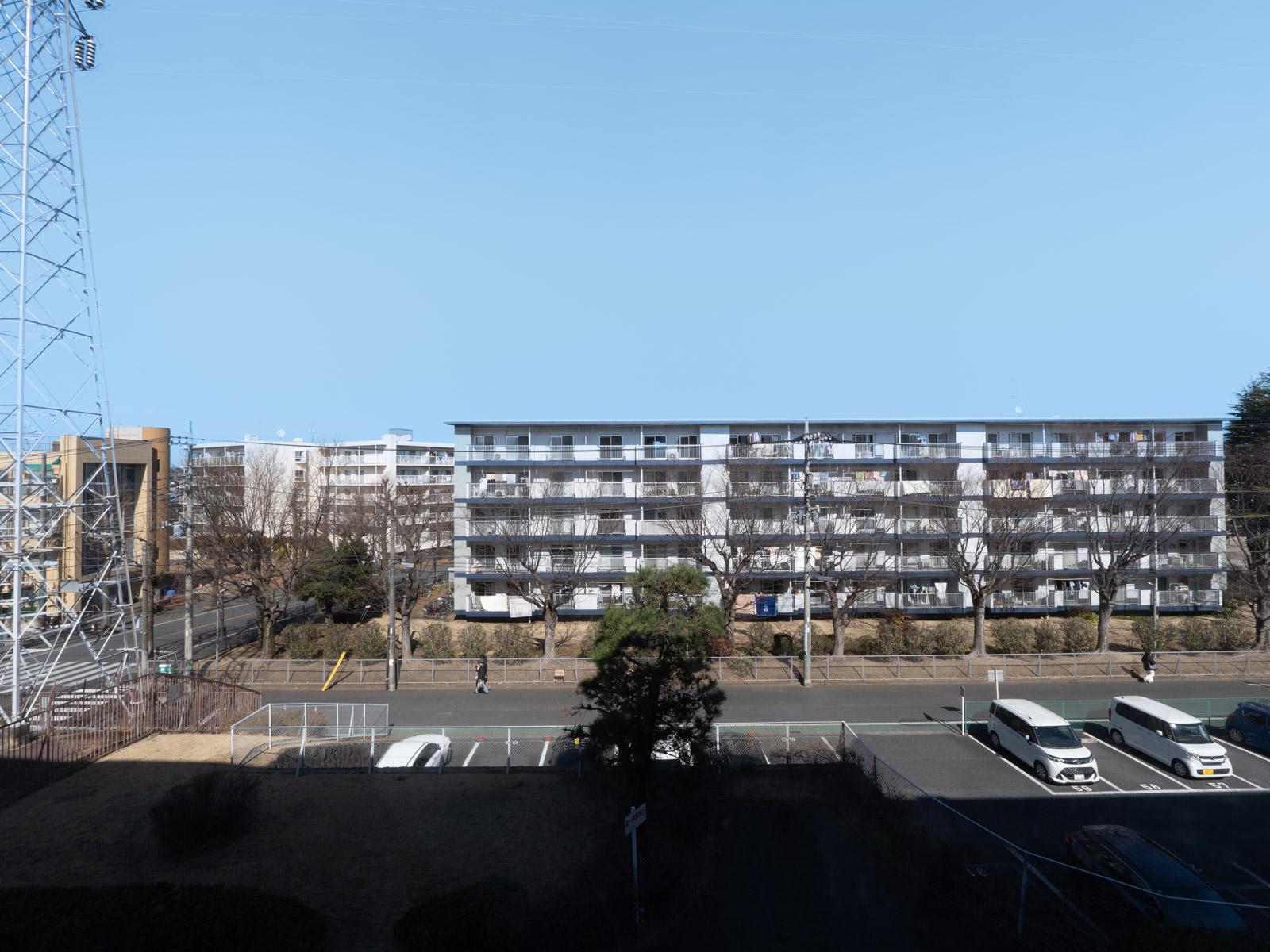 神奈川県川崎市多摩区三田の賃貸物件/キッチン側（北向き）の眺望。空が広い