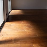 神奈川県川崎市多摩区三田の賃貸物件/建築関係のオーナー家族が現場で余った端材を組み合わせて張り替えた無垢フローリング。なかなかの高級木材も混ざっているそうで、経年がよい味になっています