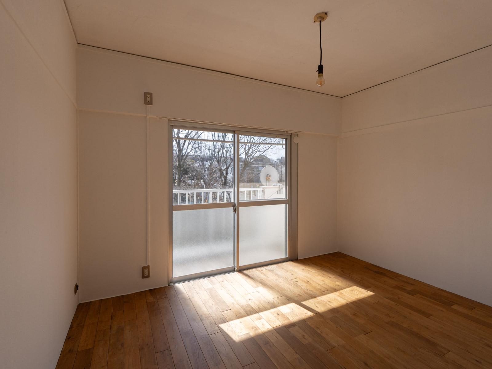 神奈川県川崎市多摩区三田の賃貸物件/約6畳の洋室。南向きの窓から柔らかい光が入る