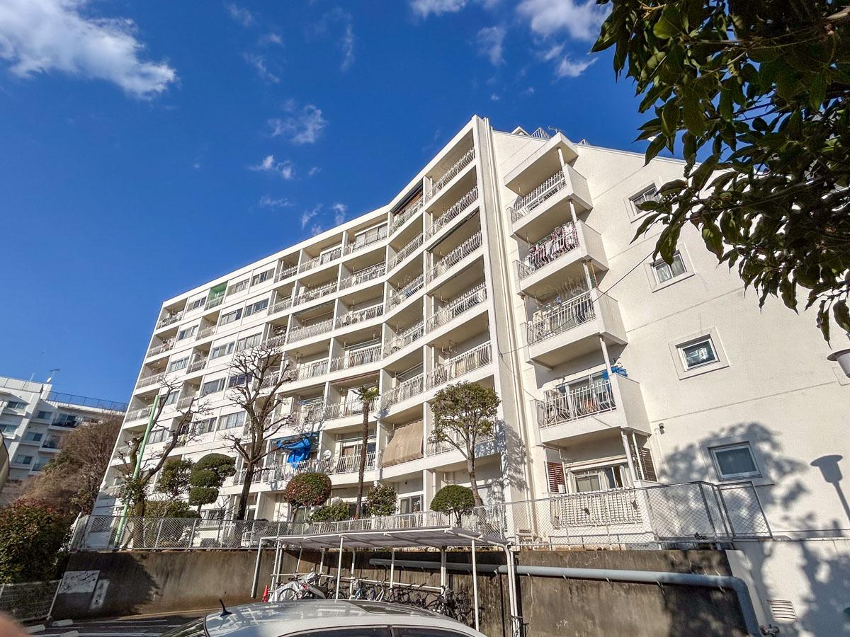 目黒区目黒の賃貸物件/傾斜地に立つレトロマンション