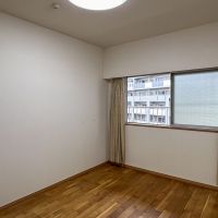 目黒区目黒の賃貸物件/玄関側の洋室。窓の先は共用廊下